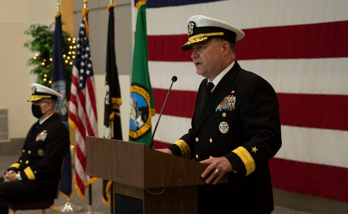 지난 2021년 신임 11항모강습단장에 취임하는 스위니 제독. 미 국방부 영상정보시스템 제공