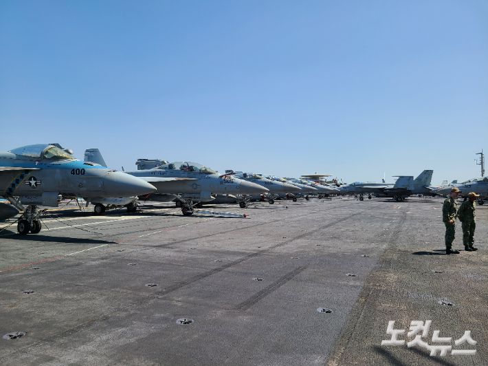 니미츠함 비행갑판에 늘어선 함재기들. 김형준 기자