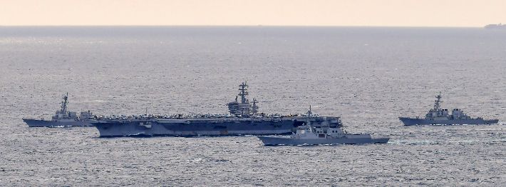 27일 제주도 남쪽 바다에서 해상 연합훈련을 벌이고 있는 니미츠함과 우리 해군 함정들. 해군 제공