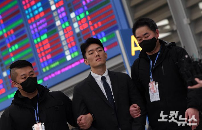 전두환 일가 비자금 의혹 등을 폭로한 손자 전우원 씨가 28일 오전 인천공항 2터미널을 통해 입국,  마약투약 혐의 등으로 체포돼 서울경찰청 마약범죄수사대로 압송되고 있다. 황진환 기자