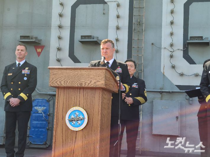 28일 니미츠함 비행갑팜에서 기자회견을 하고 있는 11항모강습단장 크리스토퍼 스위니 제독(소장). 김형준 기자