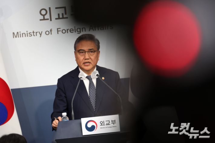 박진 외교부 장관이 지난 6일 서울 종로구 외교부에서 일제 강제징용 피해배상 해법을 발표한 모습. 이날 정부는 2018년 우리 대법원에서 배상 판결을 확정한 일제 강제동원 피해자들에게 대한 배상금을 일본 기업은 빠진 채 국내 기업 등 민간의 자발적 기여로 마련한 돈으로 지급하는 '제3자 변제' 안을 공식 발표했다. 황진환 기자