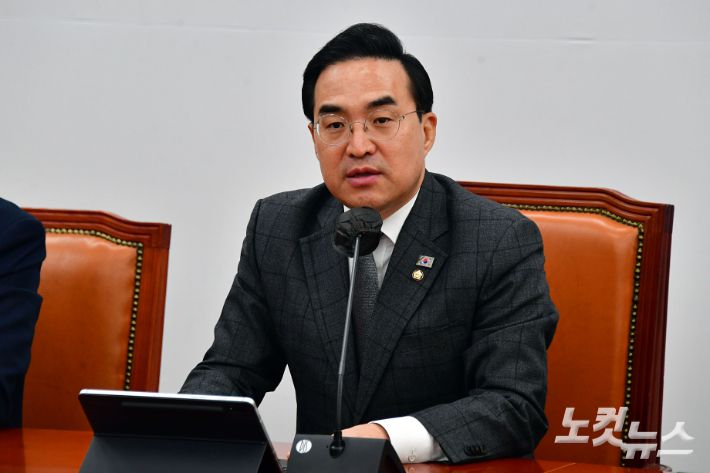 더불어민주당 박홍근 원내대표가 28일 서울 여의도 국회에서 열린 원내대책회의에서 모두발언을 하고 있다. 윤창원 기자