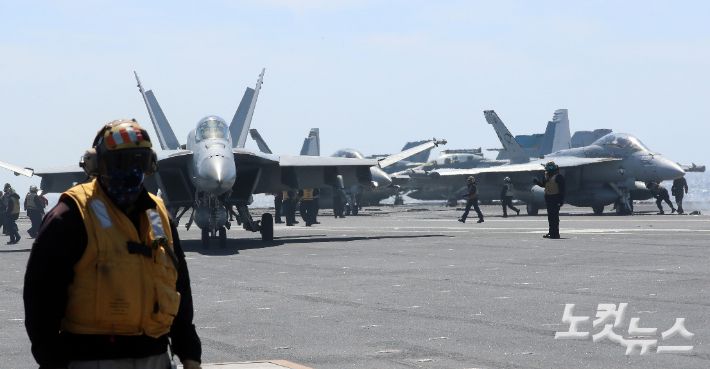 이함을 준비하는 함재기들과 니미츠함 승조원들. 박종민 기자