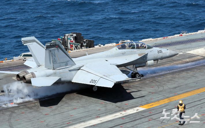 니미츠함에서 이함을 준비하는 슈퍼 호넷 함재기. 증기식 사출기에서 나오고 있는 연기가 한눈에 보인다. 박종민 기자