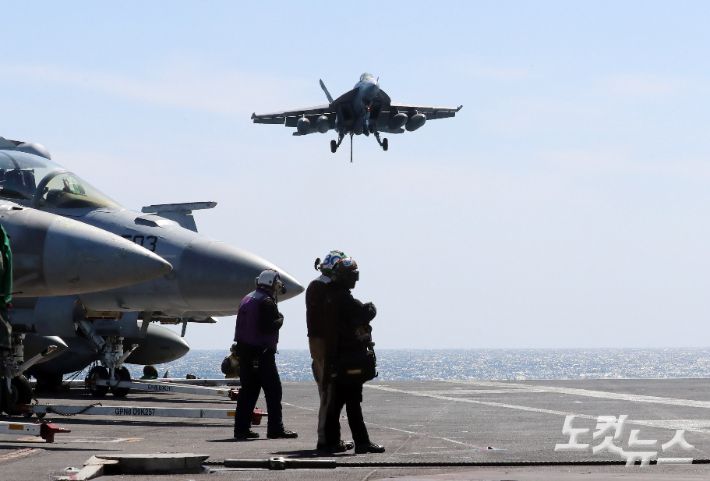 착함하고 있는 슈퍼 호넷 함재기. 비행갑판에 설치된 어레스팅 와이어는 함재기를 붙잡아 주는 역할을 한다. 박종민 기자