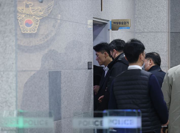 전두환 전 대통령 일가에 대한 폭로성 발언을 해온 손자 전우원 씨가 지난 28일 오전 서울경찰청 마약범죄수사대 조사실로 향하고 있다. 연합뉴스