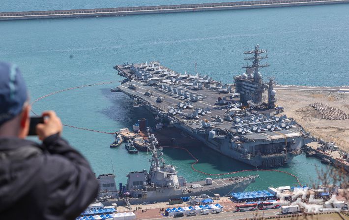 28일 부산 작전기지에 미 핵 추진 항공모함 니미츠(CVN-68)가 입항해 있다. 니미츠호를 포함한 미 제11항모강습단은 전날 제주 남방 공해상에서 해군과 연합해상훈련을 펼쳤다. 박종민 기자