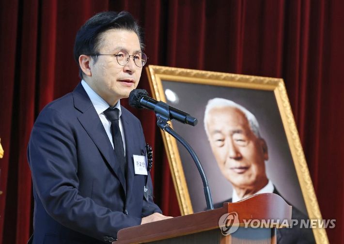 지난해 7월19일 열린 '초대 대통령 이승만 박사 서거 57주기 추모식'에서 이승만건국대통령기념사업회 황교안 회장이 추모식사를 하는 모습. [연합뉴스 자료사진]  연합뉴스