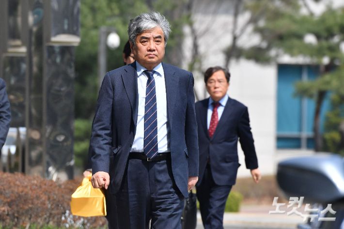 TV조선 재승인 심사 점수를 고의로 낮추는 데 관여한 혐의로 구속영장이 청구된 한상혁 방송통신위원장이 29일 오후 서울 도봉구 서울북부지방법원에서 열리는 영장실질심사에 출석하기 위해 북부지검 청사로 향하고 있다. 류영주 기자