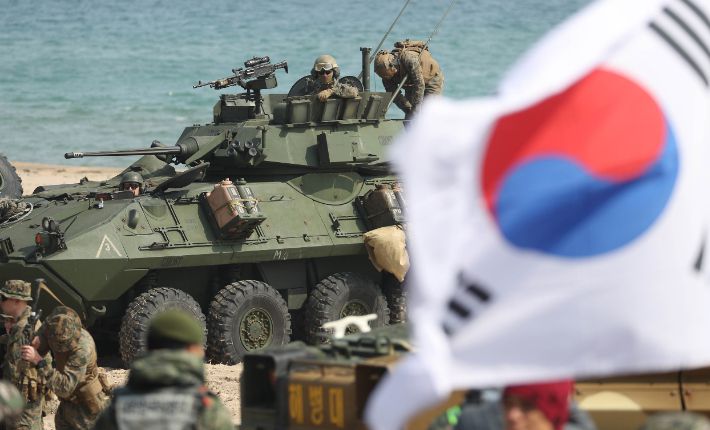 해안에 상륙한 미 해병대의 LAV-25 수륙양용 장갑차. 연합뉴스