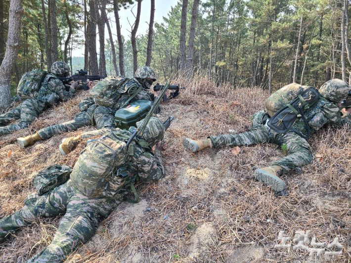 해안 근처 숲에서 교두보를 확보하고 있는 우리 해병대원들. 김형준 기자