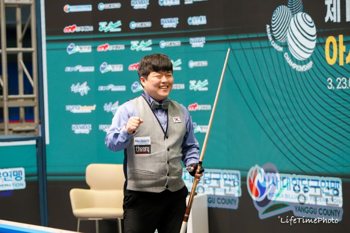 조명우가 제11회 아시아캐롬선수권대회 3쿠션 우승을 확정한 뒤 환하게 웃고 있다. 대한당구연맹