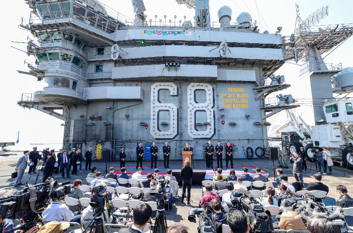 28일 부산 작전기지에 입항한 미국 핵 추진 항공모함 니미츠(CVN-68) 갑판에서 한미 기자회견이 진행되고 있다. 박종민 기자
