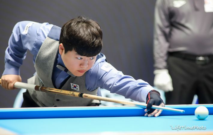 조명우가 제11회 아시아캐롬선수권대회 3쿠션 결승에서 신중하게 샷을 구사하는 모습. 연맹