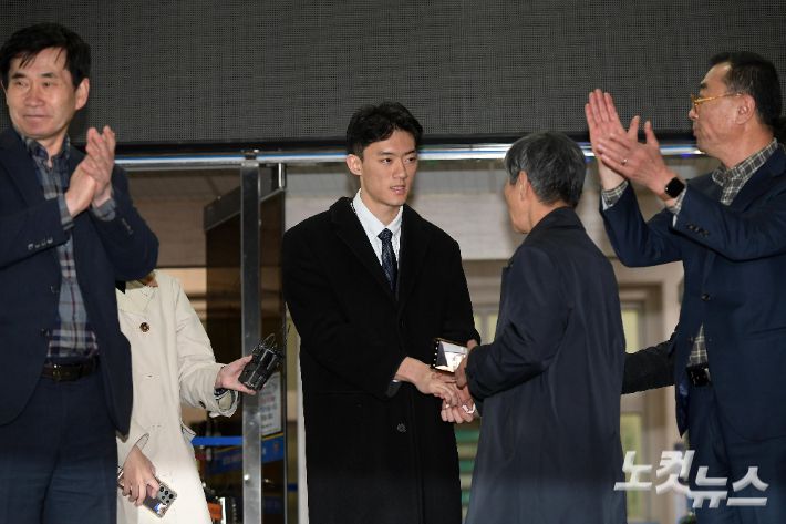 마약 투약 혐의 관련 조사를 마치고 석방된 전두환 전 대통령의 손자 전우원 씨가 29일 오후 서울 마포경찰서에서 5·18 관련 단체(부상자회·공로자회) 회원들과 전태일 열사의 동생 전태삼 씨에게 격려 받고 있다. 박종민 기자