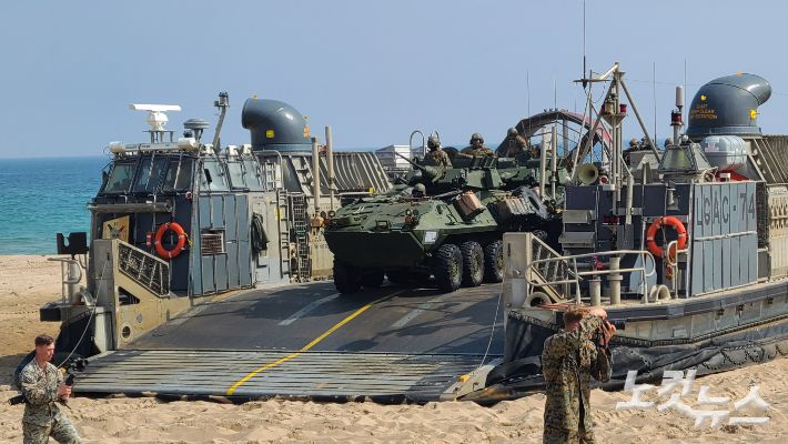 미 해군 공기부양정(LCAC)에서 내리는 미 해병대의 LAV-25 수륙양용 장갑차. 김형준 기자