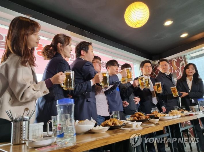 (서울=연합뉴스) 박형빈 기자 = 국민의힘 김병민 최고위원과 장예찬 청년최고위원이 24일 서울 종로구 한 호프집에서 '일하는 청년들의 내일을 위한 간담회'를 열고 건배하고 있다. 이날 간담회에는 이른바 'MZ노조'라 불리는 '새로고침 노동자협의회' 간부들과 대통령실, 고용노동부 소속 청년 담당관들이 참석했다. 2023.3.24 binzz@yna.co.kr 연합뉴스