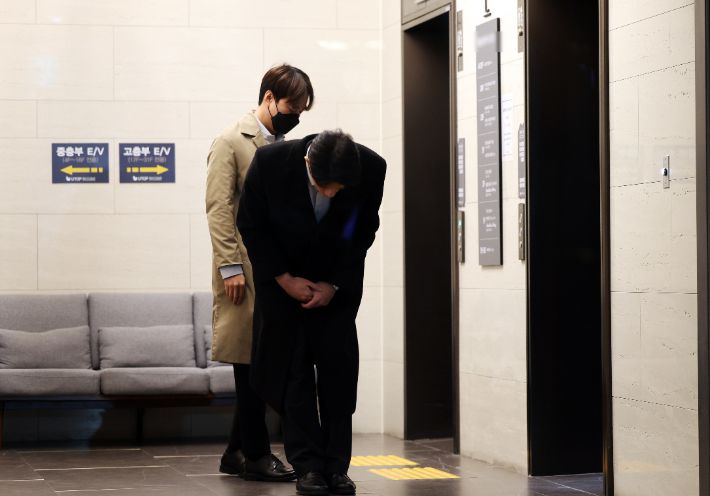 전직 대통령 전두환 씨의 손자 전우원 씨가 30일 오전 광주 서구 모 호텔에서 체크인을 마친 뒤 인사하고 있다. 전씨는 5·18 관계자들에게 사죄하겠다며 광주를 방문했다. 연합뉴스