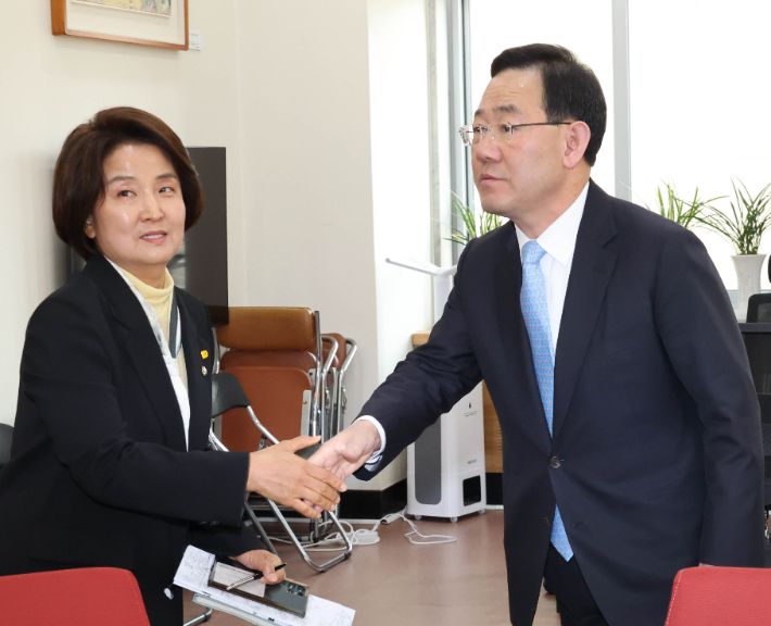 국민의힘 주호영 원내대표가 29일 오전 이른바 '쌍특검'(50억 클럽 특검과 김건희 여사 특검)의 처리를 요구하기 위해 국회 국민의힘 원내대표실을 방문한 정의당 이은주 원내대표와 인사하고 있다. 연합뉴스