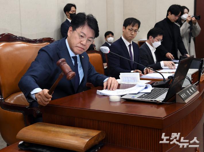 장제원 국회 행정안전위원장이 16일 오전 국회에서 열린 행안위 전체회의에 참석해 의사봉을 두드리고 있다. 황진환 기자