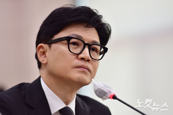 한동훈 법무부 장관이 27일 서울 여의도 국회에서 열린 법제사법위원회 전체회의에서 의원 질의를 받고 있다. 윤창원 기자