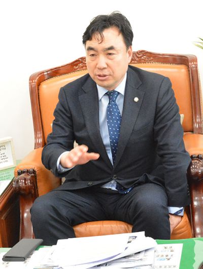 더불어민주당 윤관석 의원이 CBS노컷뉴스 취재진과 인터뷰를 진행하고 있다. 의원실 제공