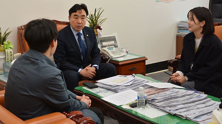 더불어민주당 윤관석 의원이 CBS노컷뉴스 취재진과 인터뷰를 진행하고 있다. 의원실 제공.