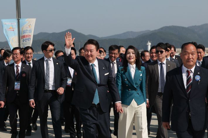 윤석열 대통령과 김건희 여사가 31일 경남 통영 영운항에서 열린 '제12회 수산인의 날' 기념식에 참석해 시민들과 인사하고 있다. 대통령실 제공