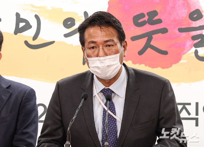 윤석열 정부의 국가안보실 1차장에 내정된 김태효 성균관대 정치외교학과 교수가 3일 오전 서울 종로구 통의동 인수위에서 열린 윤석열 정부의 110대 국정과제 발표 회견에서 북핵 문제와 관련한 질문에 답하고 있다. 인수위사진기자단