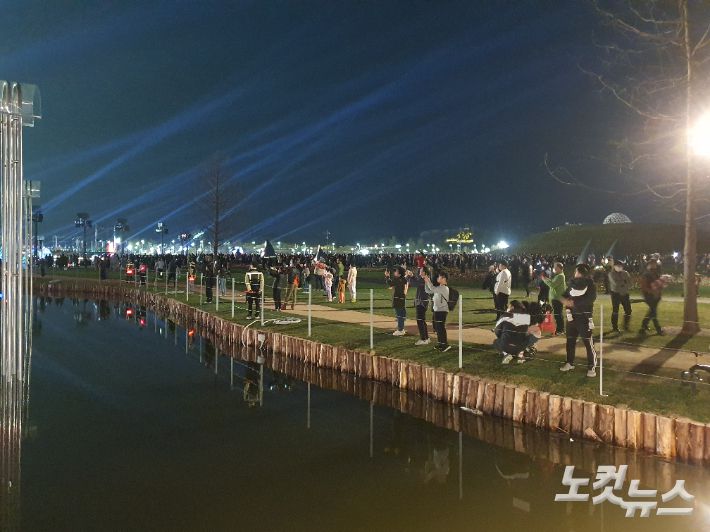 개막식장에 들어가지 못한 시민들이 먼 거리에서 기념촬영을 하고 있다. 고영호 기자