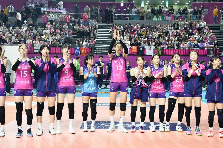 팬들에게 인사를 건네는 김연경과 흥국생명 선수들. 한국배구연맹