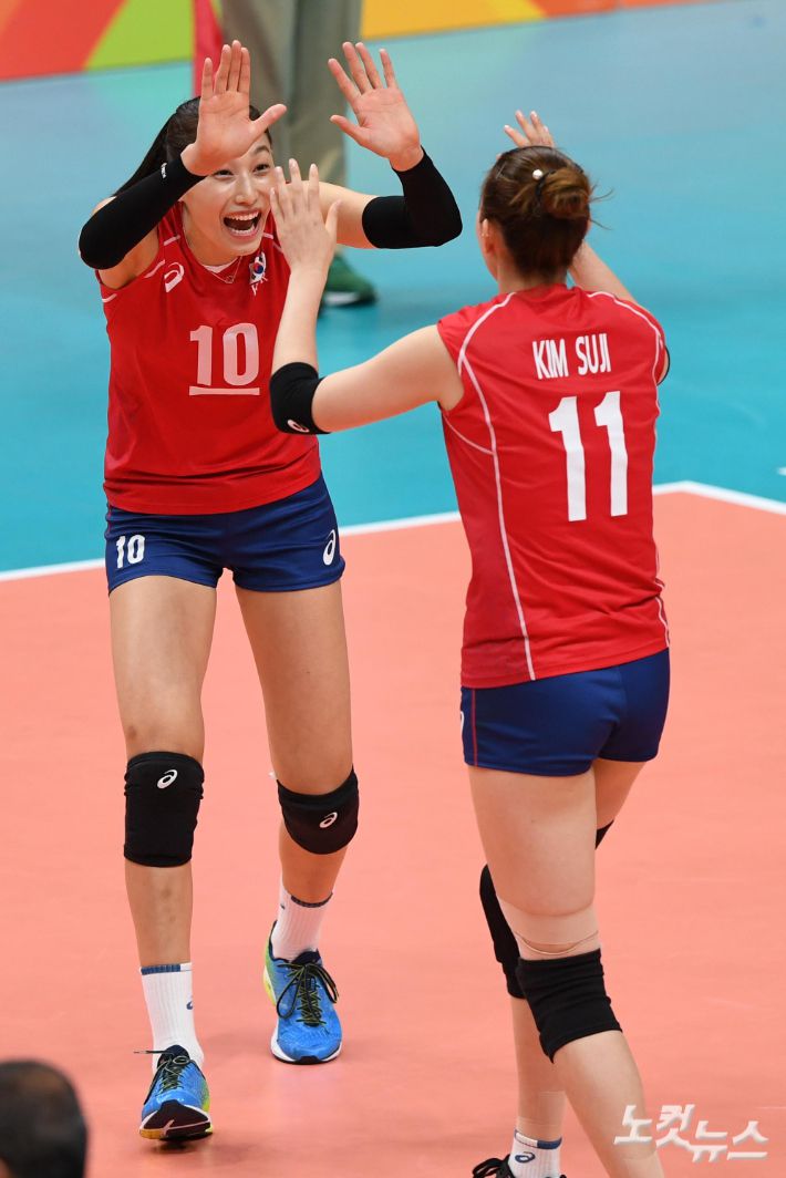 2016 리우 올림픽 여자배구 한국과 아르헨티나의 경기에서 공격에 성공한 김수지가 김연경과 하이파이브를 하고 있다. 황진환 기자