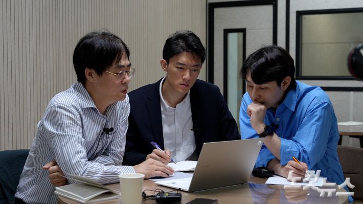 김경율 회계사(왼쪽)와 전우원씨, CBS노컷뉴스 김구연 기자(오른쪽)가 13일 CBS목동 사옥에서 만나 전우원씨의 금융계좌와 홈택스 등을 확인하고 있다.