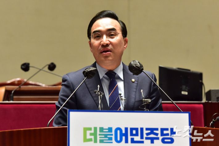 더불어민주당 박홍근 원내대표가 27일 서울 여의도 국회에서 열린 의원총회에서 발언을 하고 있다. 윤창원 기자