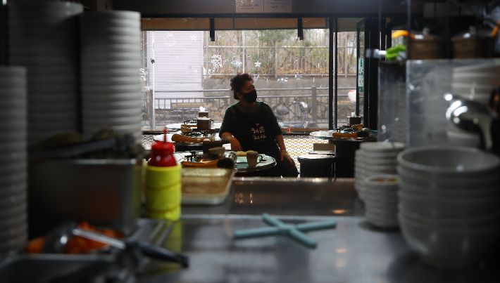 지난 2021년 12월 고강도 방역 정책에 근심 깊어진 자영업자가 허공을 바라보고 있다. 연합뉴스