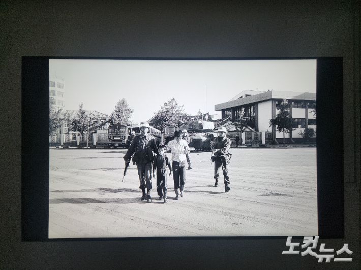 광주 동구 옛 전남도청 별관 2층에서 9일 열린 '5·18민주화운동 미공개 사진전'에서 조영운씨의 사진이 전시되고 있다. 박성은 기자
