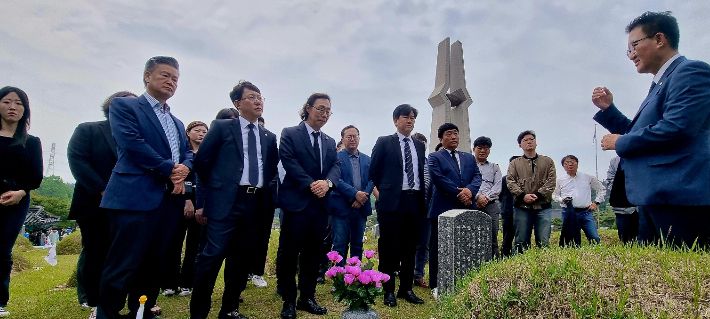 전국의 언론인들이 5·18민주묘지를 찾아 설명을 듣고 있다. 대구경북기자협회 제공