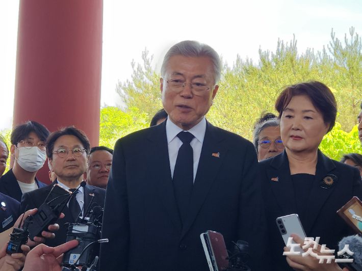 문재인 전 대통령이 김정숙 여사와 함께 17일 오전 광주 북구 국립 5·18민주묘지를 참배한 후 5·18 정신의 헌법 전문 수록 등에 대해 입장을 밝히고 있다. 박성은 기자