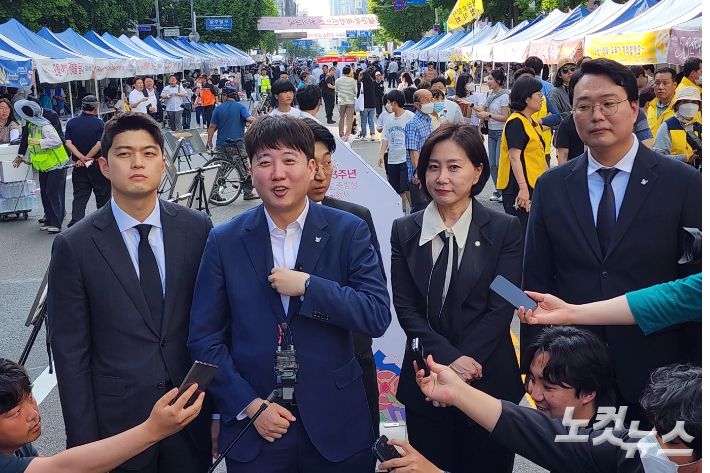 이준석 전 국민의힘 대표 등이 17일 5·18 전야제가 열리는 광주 금남로를 찾았다. 박요진 기자