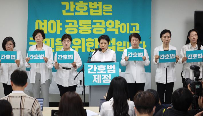 대한간호협회, 입장발표 기자회견     (서울=연합뉴스) 최재구 기자 = 김영경 회장을 비롯한 대한간호협회 임원들이 17일 서울 중구 대한간호협회 인근에서 간호법 거부와 관련해 입장 발표 기자회견을 하고 있다. 2023.5.17     jjaeck9@yna.co.kr (끝)   연합뉴스