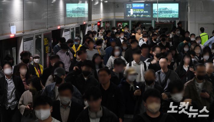 퇴근하는 시민들. 황진환 기자