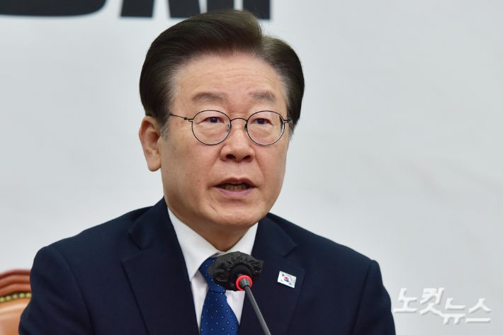 더불어민주당 이재명 대표가 19일 서울 여의도 국회에서 열린 최고위원회의에서 모두발언을 하고 있다. 윤창원 기자