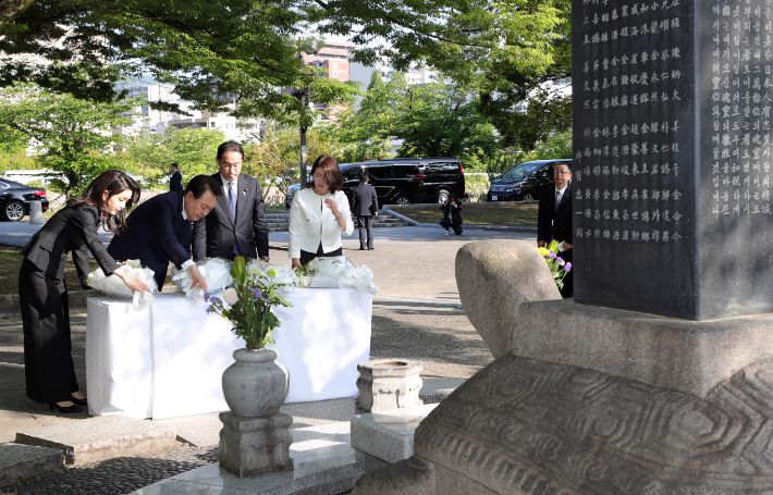 G7 정상회의 참관국 자격으로 일본을 방문 중인 윤석열 대통령과 부인 김건희 여사가 21일 히로시마 평화기념공원 내 한국인 원폭 피해자 위령비를 기시다 후미오 일본 총리와 부인 기시다 유코 여사와 함께 헌화하고 있다. 연합뉴스