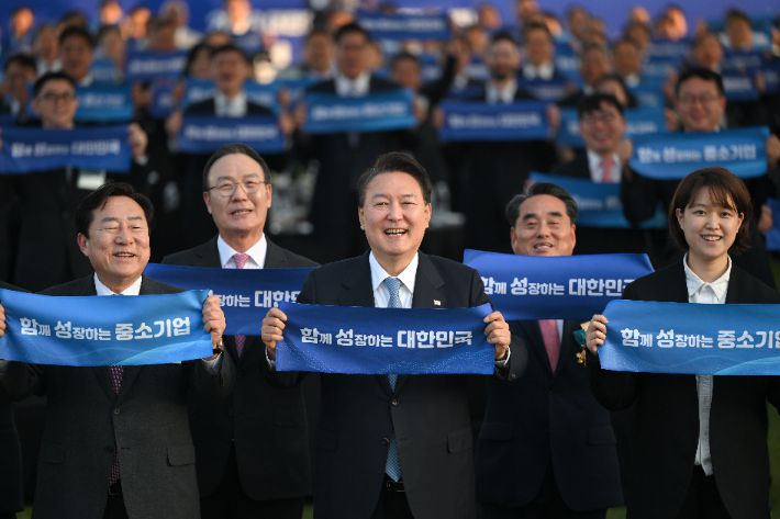 중소기업인대회 '함성 대한민국'      (서울=연합뉴스) 임헌정 기자 = 윤석열 대통령이 23일 서울 용산 대통령실 잔디마당에서 열린 '2023 대한민국 중소기업인대회'에서 참석자들과 "'함'께 '성'장하는 대한민국"(함성 대한민국 선포식) 퍼포먼스를 하고 있다. 2023.5.24 [대통령실 제공. 재판매 및 DB 금지]     kane@yna.co.kr  (끝)   연합뉴스