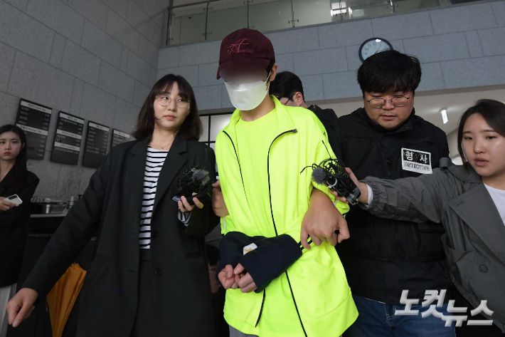 데이트 폭력으로 조사받은 직후 연인을 살해한 김모(33)씨가 28일 영장실질심사를 위해 서울 금천경찰서에서 남부지검으로 압송되고 있다. 김씨는 헤어지자는 피해자 A(47)씨를 찾아가 행패를 부리다가 신고당했다. A씨보다 먼저 조사를 마치고 나온 김씨는 흉기를 챙겨 피해자를 기다렸다가 범행한 것으로 조사됐다. 박종민 기자