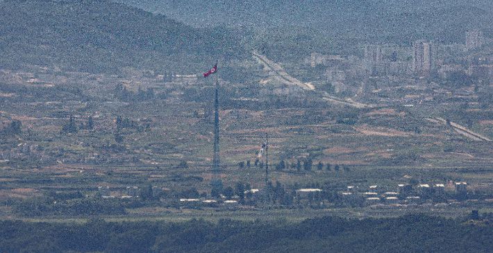 경기도 파주시 접경지역에서 바라본 서부전선 비무장지대(DMZ)에서 남측 대성동 마을 태극기와 북측 기정동 마을 인공기가 펄럭이고 있다. 연합뉴스