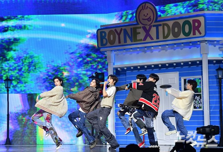 보이넥스트도어는 이날 쇼케이스에서 타이틀곡 3곡 전 곡 무대를 선보였다. 류영주 기자