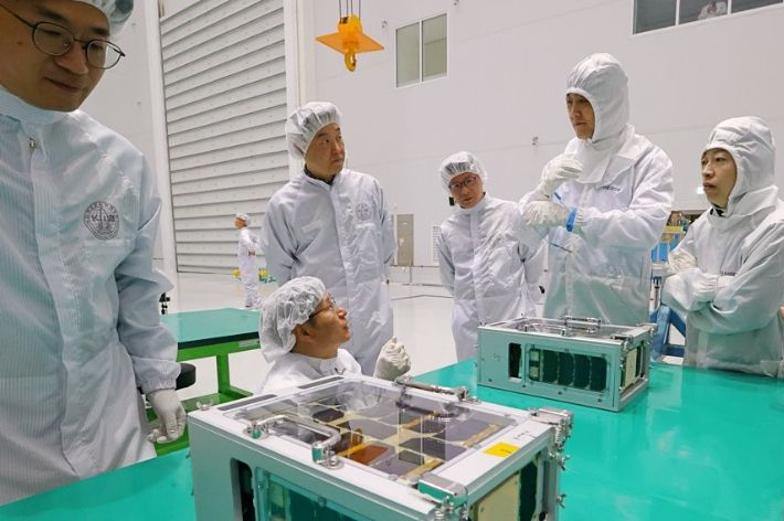 한국천문연구원 연구원들이 지난 3일 전남 고흥군 나로우주센터 위성보관동에 입고된 도요샛 위성에 대한 최종 점검 작업을 하고 있다. 연합뉴스