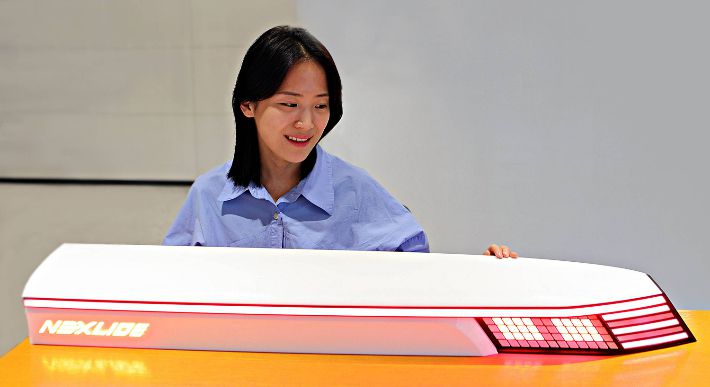 LG이노텍 직원이 차량용 플렉시블 입체 조명인 '넥슬라이드-M'을 선보이고 있다. 넥슬라이드-M은 부드러운 소재를 채용해 조명 모양에 구애받지 않는 다양한 디자인에 적용될 수 있다. 또 작은 입체 조명을 반복적으로 배치하거나 RGB(빛의 삼원색으로 적,녹,청색)방식을 구현할 수 있어 조명을 여러가지 커뮤니케이션 수단으로 활용할 수 있다. LG이노텍 제공